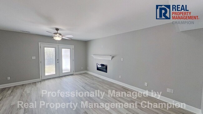 Building Photo - Beautifully 2 BD/1.5 BA End Unit Townhouse w/Garage
