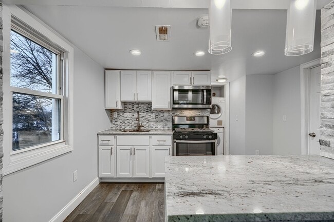 Foto del edificio - 4012 Fernhill Ave