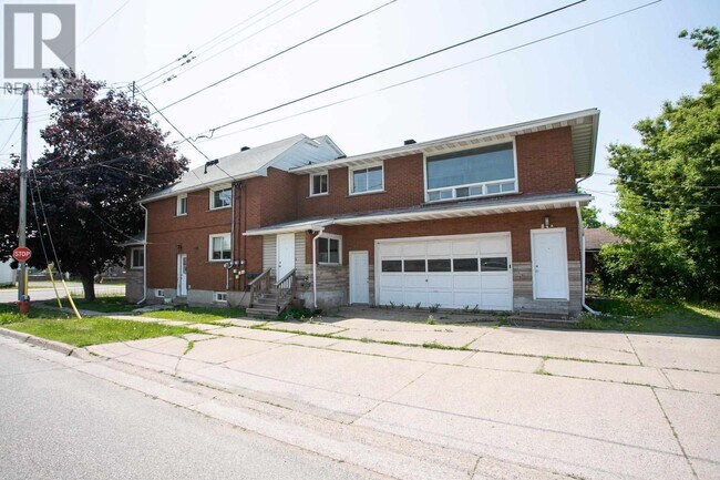 Photo du bâtiment - 2 Bedroom Unit – Parking & In-Unit Laundry...