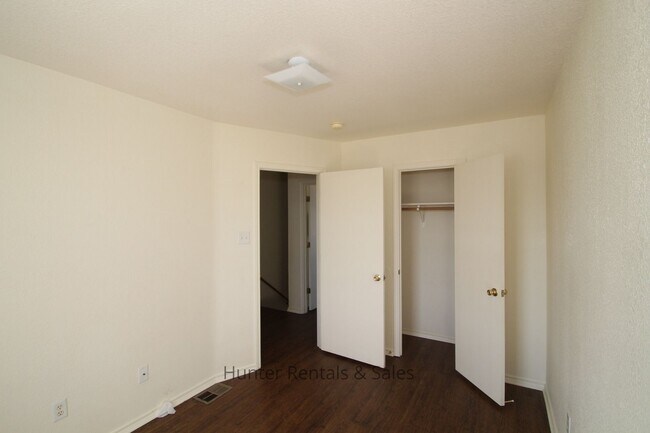 Building Photo - Top Notch living!