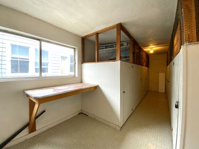 Foto del edificio - REMODELED KITCHEN! Storage, Parking Available, On-Site Laundry!