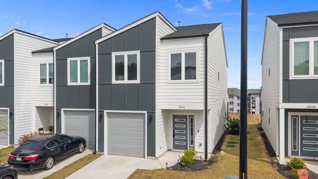 Foto del edificio - Stylish & Spacious Home in Prime Durham Location – Modern Living with Comfort & Convenience