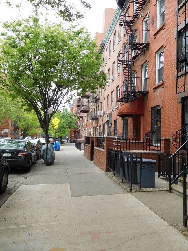 Building Photo - 577 Warren St