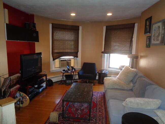 Building Photo - 922 Beacon St