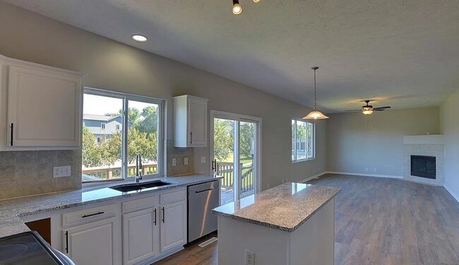 Foto del edificio - 4-Bedroom Walkout with 3,000+ Sq Ft of Liv...