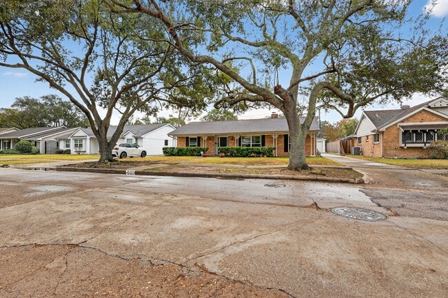 Foto del edificio - 6031 Rutherglenn Dr