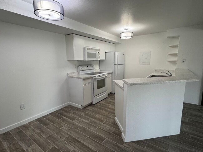 Foto del edificio - Beautifully Remodled 2 Bed 2 Bath Top Floo...