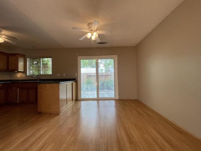 Building Photo - 995 Jonell Ln