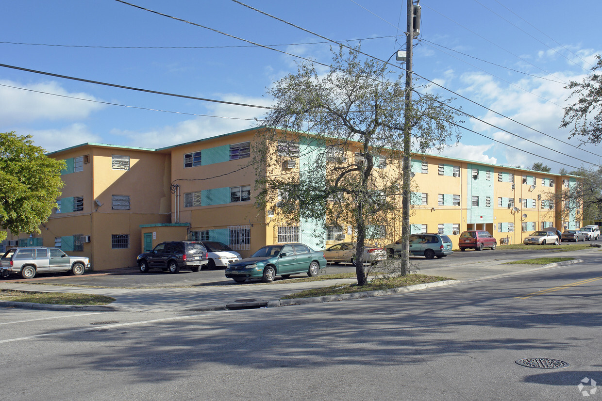 2201 NW 23rd St - Kingsley Village