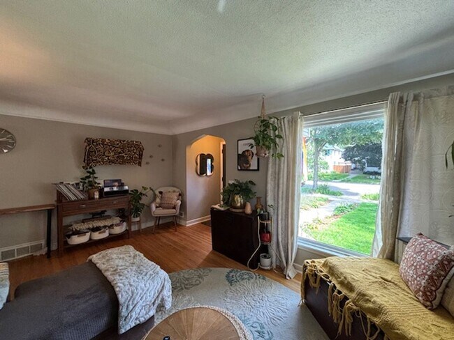 Building Photo - Charming 3 BR/3 BA 1.5 story Home in a Gre...