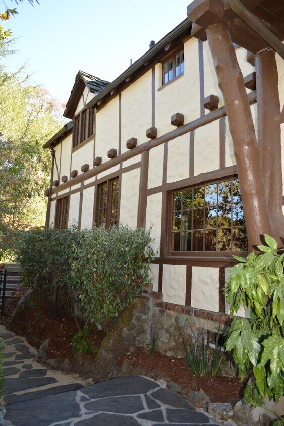 Primary Photo - 3035 Canyon Rd