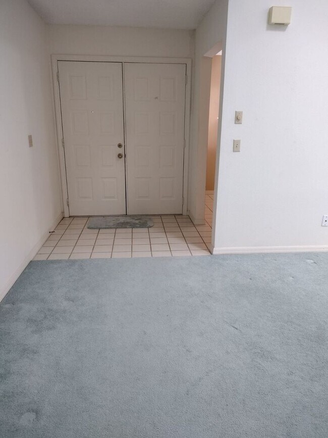 Foto del edificio - 3 Br. 2 Ba. condo with garage