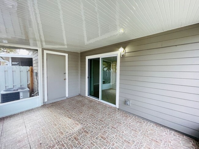 Building Photo - Gorgeous 3 Bedroom, 2 Bathroom Home in Win...