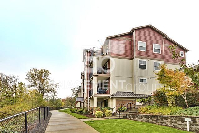 Foto del edificio - Light & Bright Timberland Condo in NW Portland MUST SEE!!! Garage Included