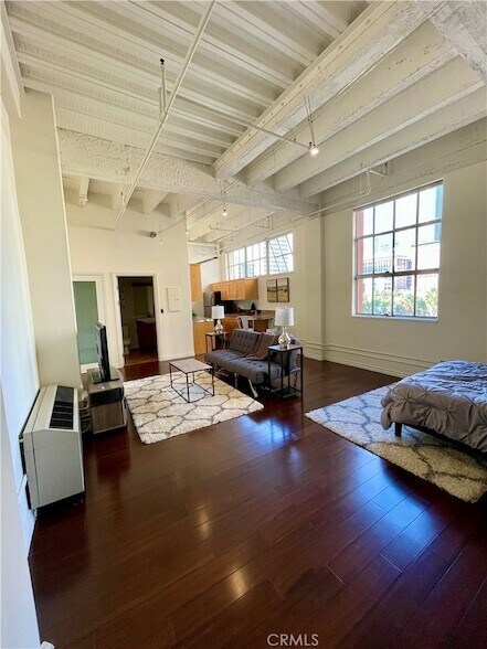 Primary Photo - 312 W 5th St