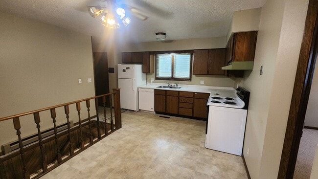 Building Photo - 2 Bedroom, 1 Bathroom Duplex with Family R...