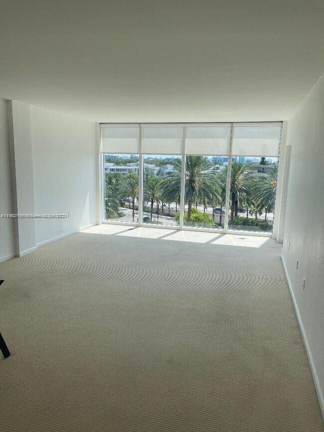 Building Photo - 10275 Collins Ave