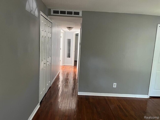 Foto del edificio - 2164 Hemlock Dr