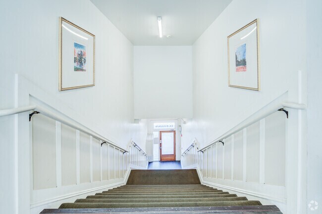 Escalera de entrada - UC Studios