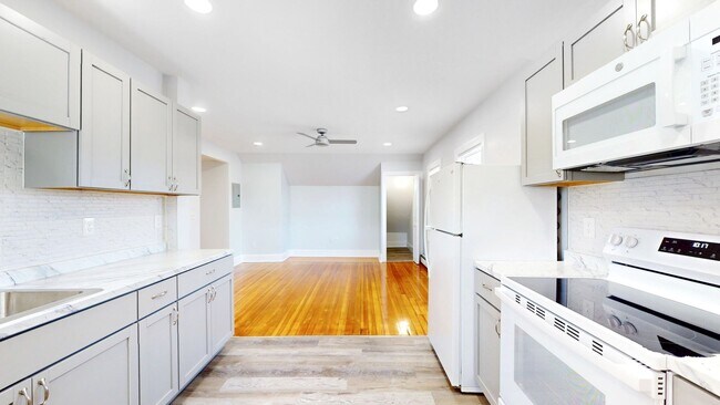 Foto del edificio - Avl 6/1 or sooner - Renovated 2BR in downt...