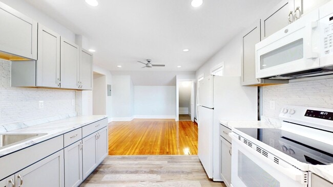 Building Photo - Avl June/July - sunny top floor 2BR near d...