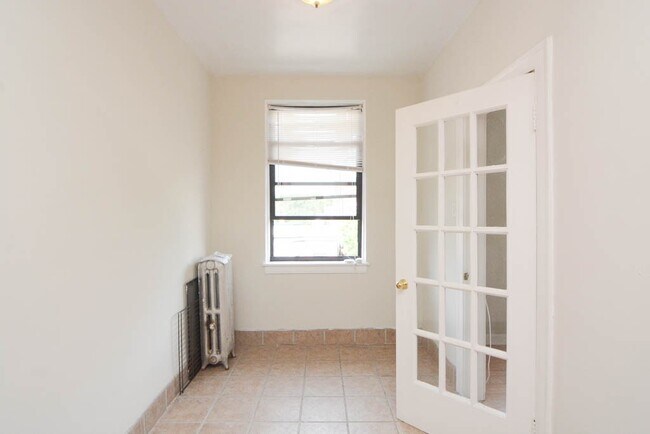 Building Photo - 4856 N Damen Ave