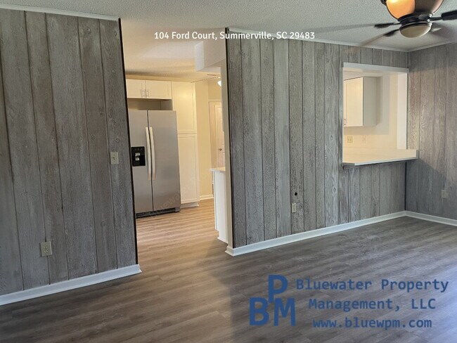 Foto del edificio - Remodeled Home - New LVP Flooring, Paint, ...