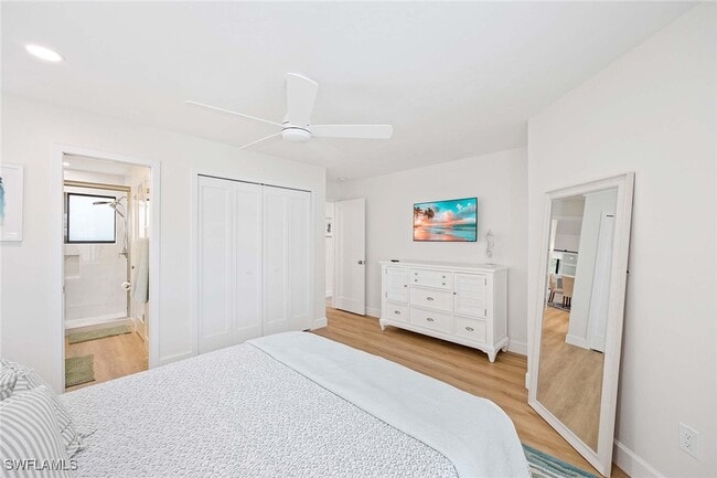 Foto del edificio - 571 Park Shore Dr