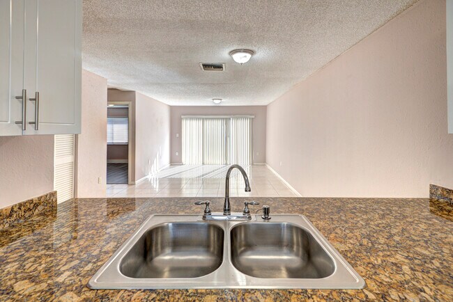 Foto del edificio - 858 Crystal Lake Dr