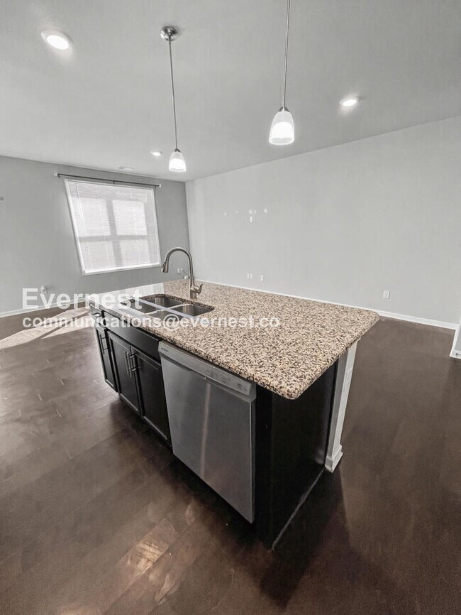 Foto del edificio - 3 Bed/2.5 Bath Townhome with Garage / Pet-Friendly / Available Now!