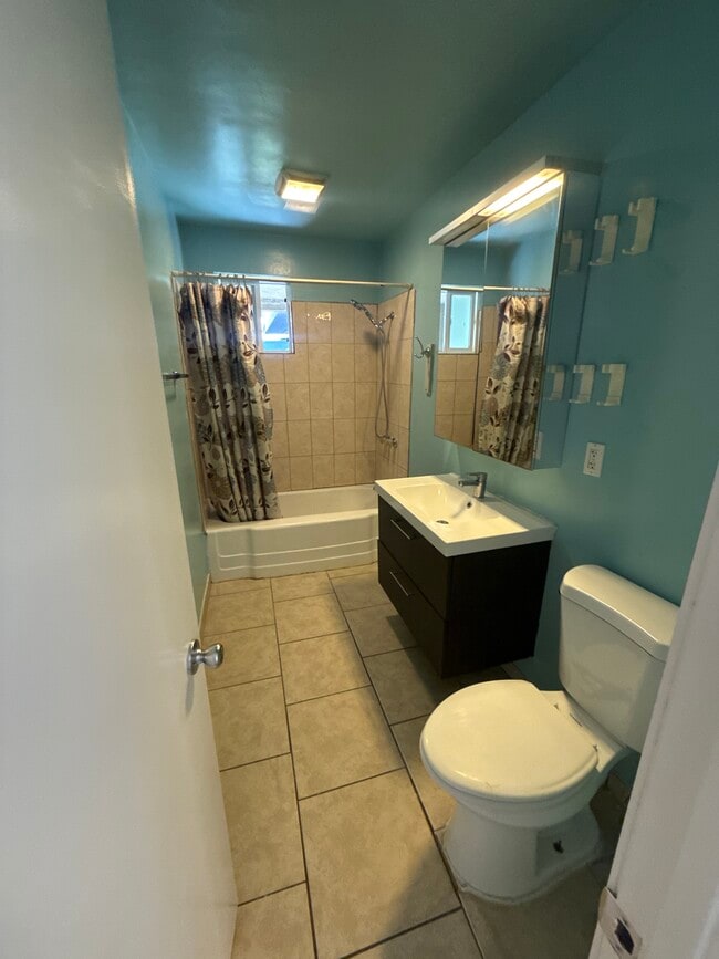 Building Photo - 1711 Miramar St