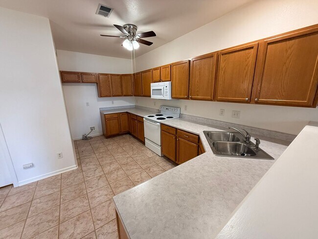 Foto del edificio - Updated 2-Bedroom Condo with Attached Garage and Pool Access