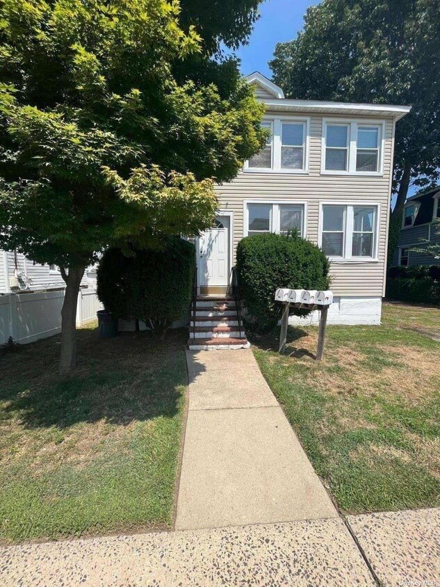 38 Hamilton Ave Unit 101, Oyster Bay, NY 11771 Room for Rent in