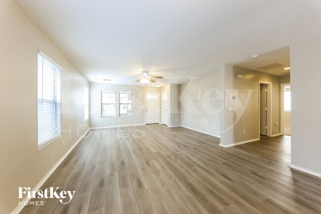 Foto del edificio - 14088 W Larkspur Dr