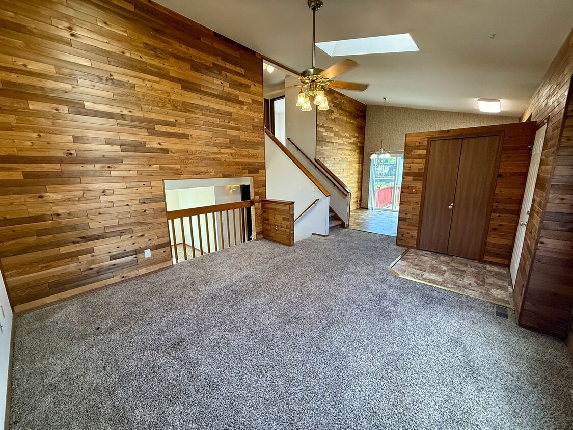 Foto principal - 3 Bedroom 2 Bath Tri Level Home with 2 Car...