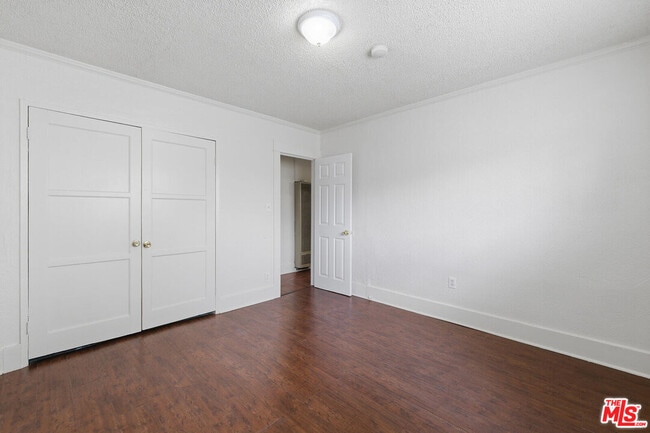 Foto del edificio - 6015 Brynhurst Ave