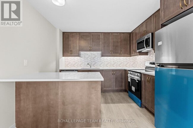 Building Photo - 712 Parnian Private