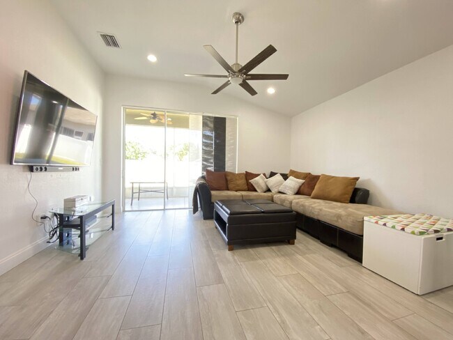 Foto del edificio - **Available 1st week of September, Spaciou...
