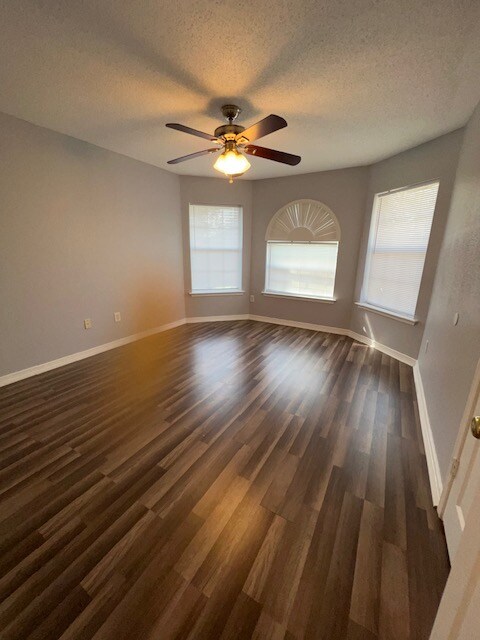 Foto del edificio - 1934 S Village Green St