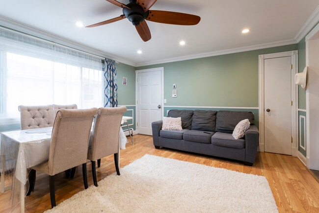 Foto del edificio - 2440 River Rd