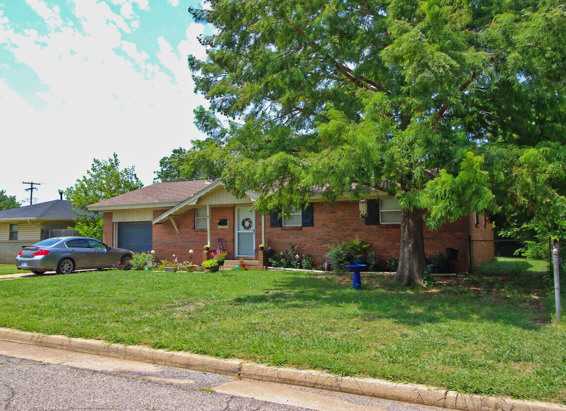 19 E 21st St, Edmond, OK 73013 House Rental in Edmond, OK