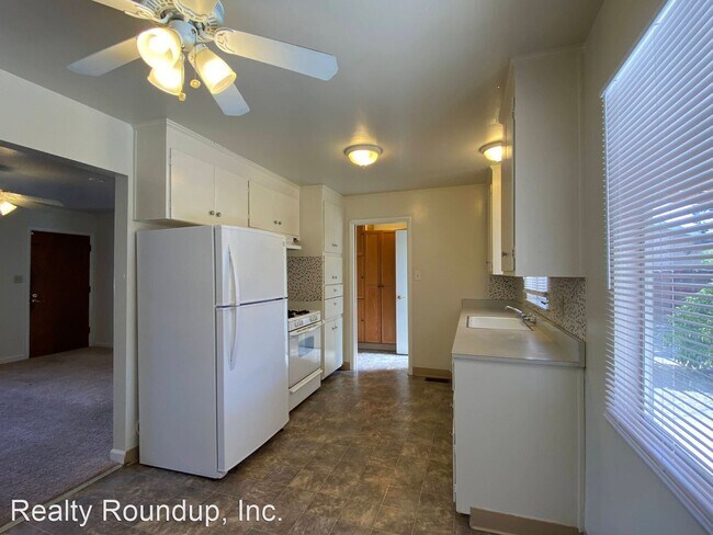 Building Photo - 3 br, 1.5 bath House - 322 E Canterbury Dr
