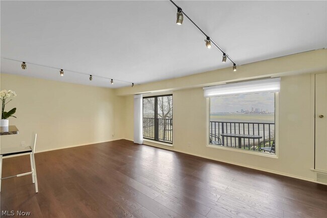 Foto del edificio - 12500 Edgewater Dr