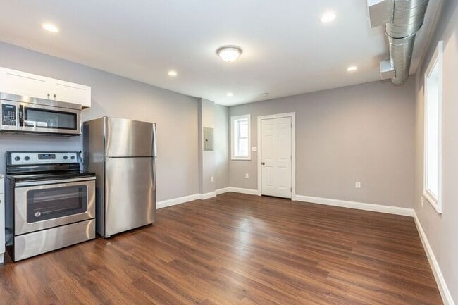 Building Photo - 2327 Parkwood Ave