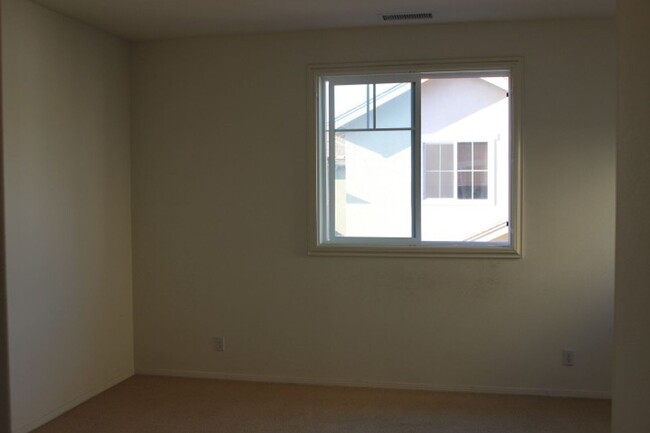 Building Photo - Adorable 3BR/2.5BA Condo Available in Tustin