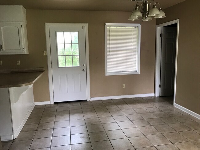 Building Photo - 14193 Lindsay Dr