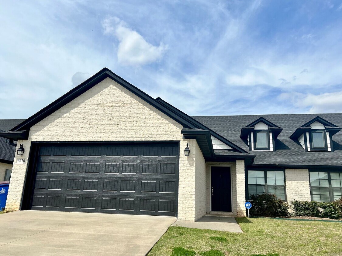 Foto principal - 3B/2.5B Spacious Townhome with Fenced Back...