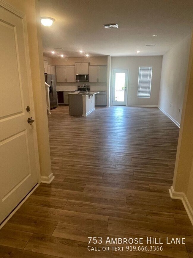 Building Photo - Charming 3 Bedroom Home
