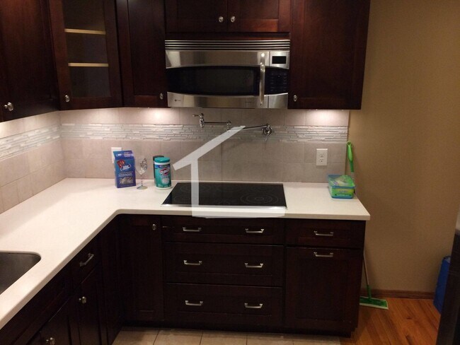Building Photo - Nicely renovated, PET FRIENDLY 2 bed with free parking and a seasonal swimming pool!