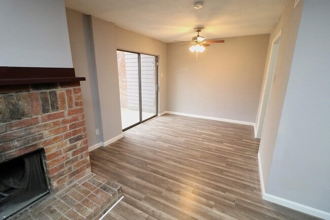 Building Photo - 806 Courtenay Pl